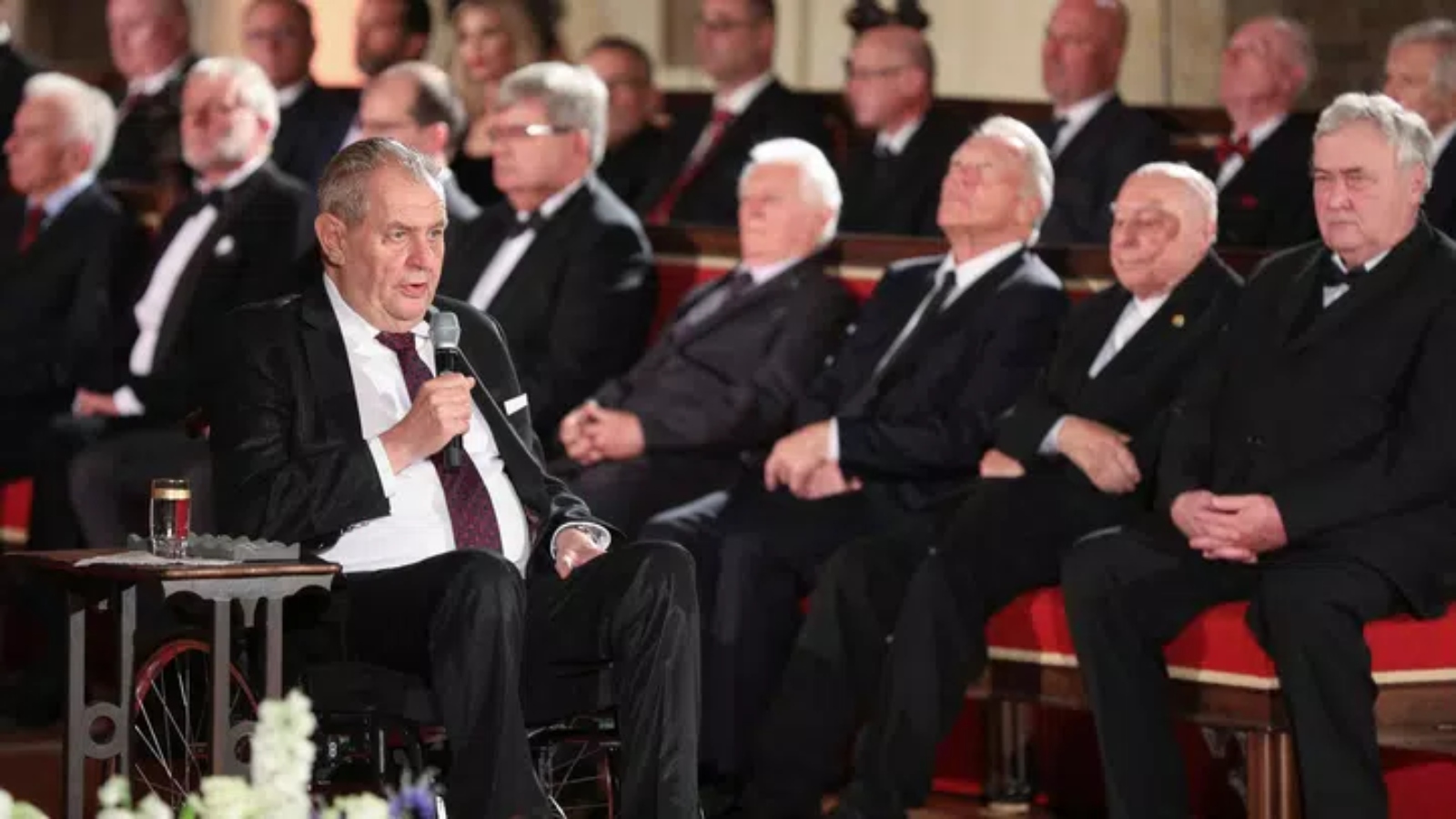 Prezident Zeman udělil státní vyznamenání. Medaile dostali Zagorová, Trump i&nbsp;Zelenskyj