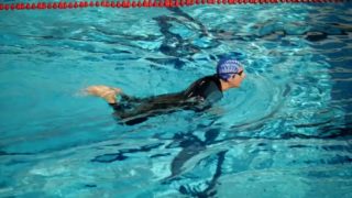 Na plovárně v&nbsp;neoprenu? V&nbsp;Paříži realita, venkovní bazén tam kvůli cenám energií vypnul vytápění