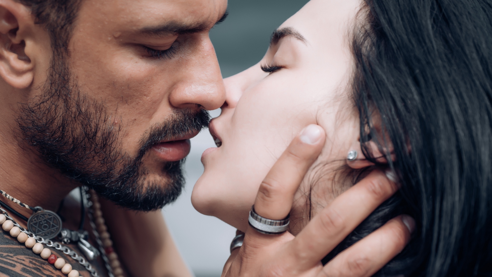 Líbání je způsob komunikace. Co vám partner chce říct svým polibkem?