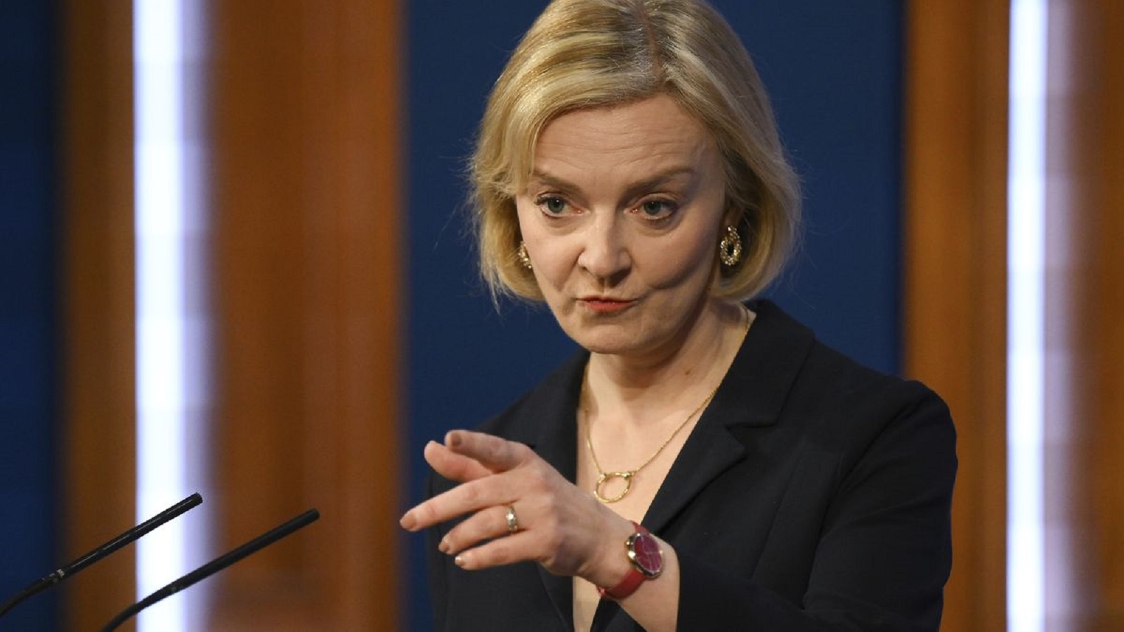Britská veřejnost se sází, zda déle vydrží premiérka Liz Trussová, nebo hlávka ledového salátu