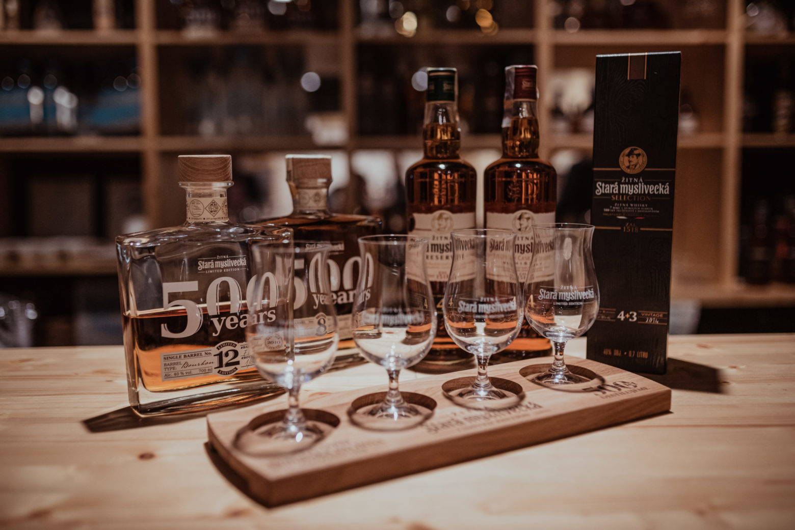 Vyhrajte exkluzivní sběratelskou whisky edici Staré žitné myslivecké s podpisem Jiřího Bartošky