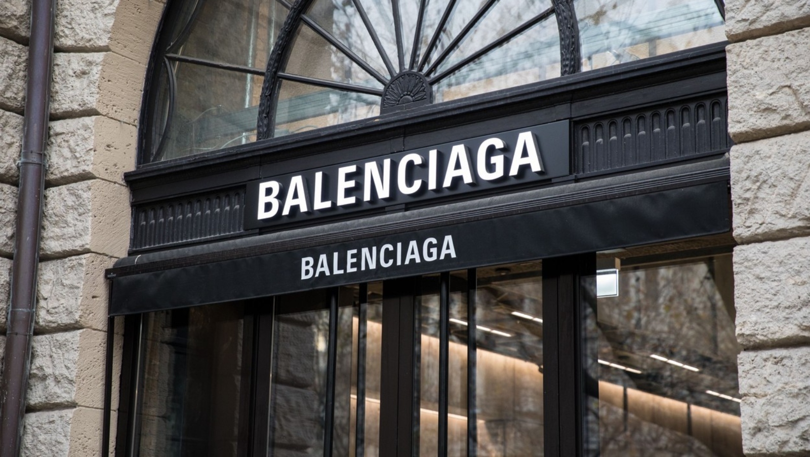 Balenciaga přestřelila! Reklamu dětí se sado-maso plyšáky musela stáhnout a&nbsp;čelí kritice