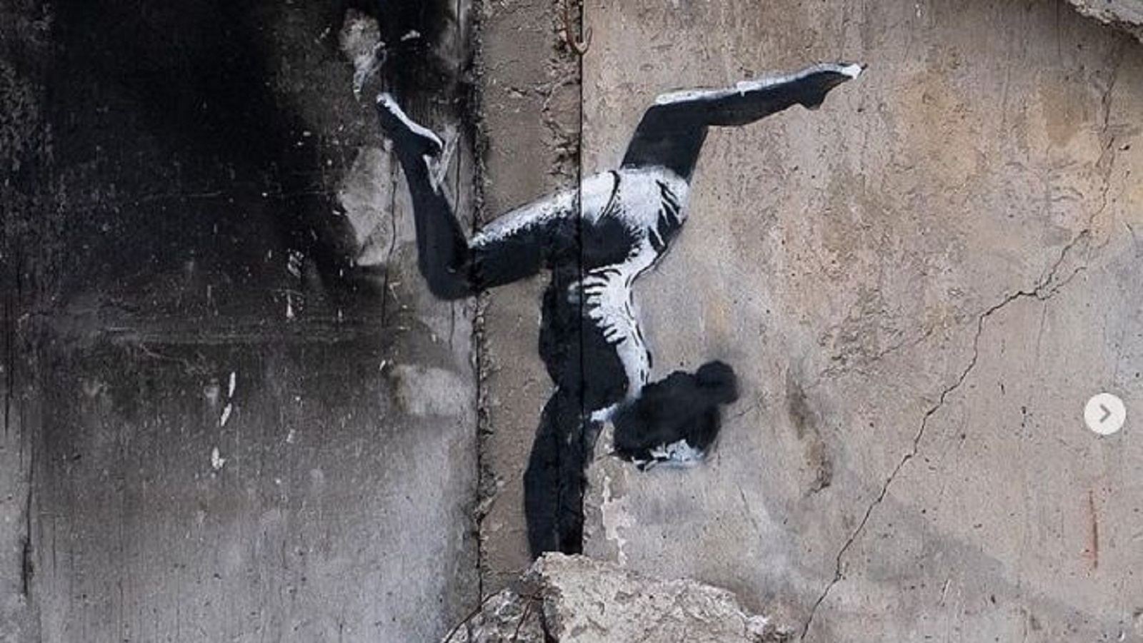 Stojka mezi troskami: Známý umělec Banksy odhalil na Ukrajině nové dílo