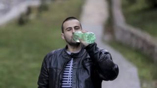 Vypije až sedmadvacet litrů vody denně. Může za to vzácné onemocnění