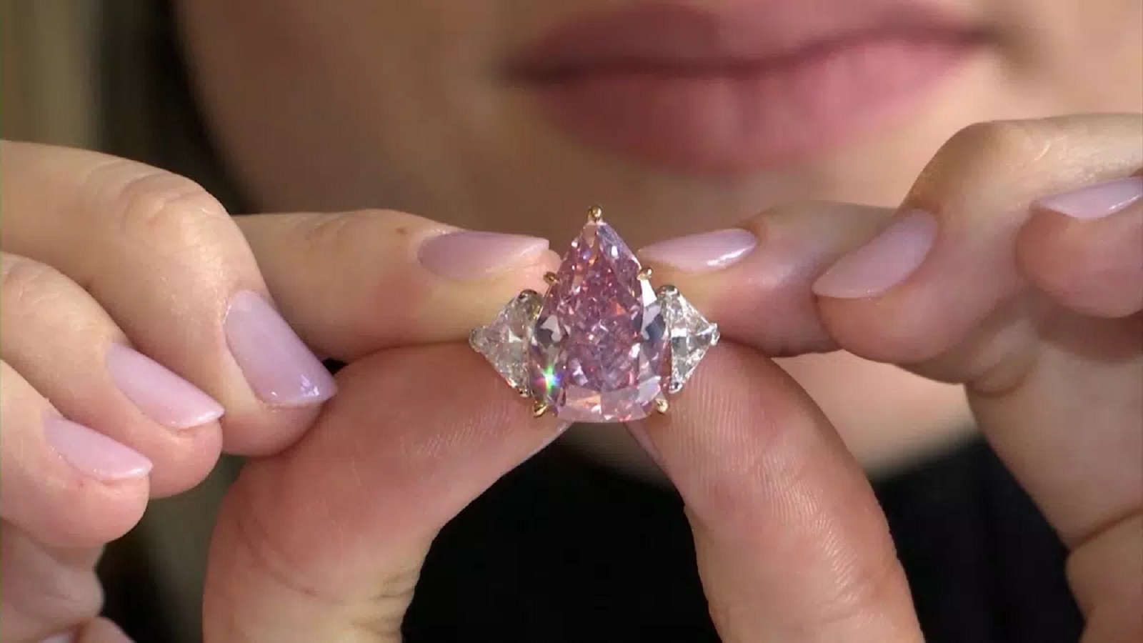Neuvěřitelná cifra! Růžový diamant se ve švýcarské aukci prodal za téměř 700 milionů korun