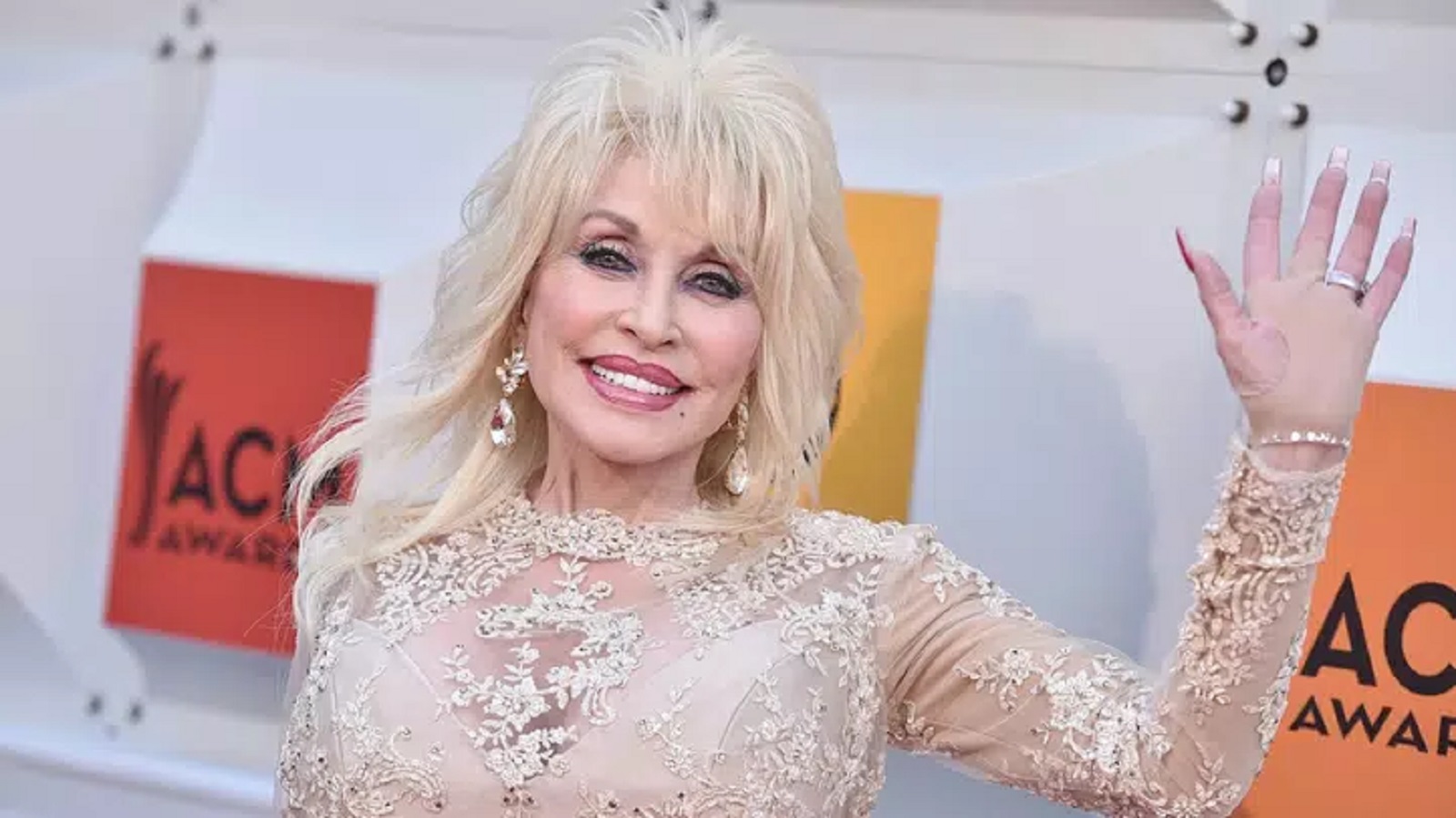 Miliardář Jeff Bezos poslal country zpěvačce Dolly Partonové 100 milionů dolarů za její dobročinné aktivity