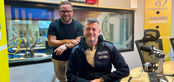 Sluchátka u chodců a cyklistů jsou velký problém, říká v Press klubu šéf dopravní policie Jiří Zlý