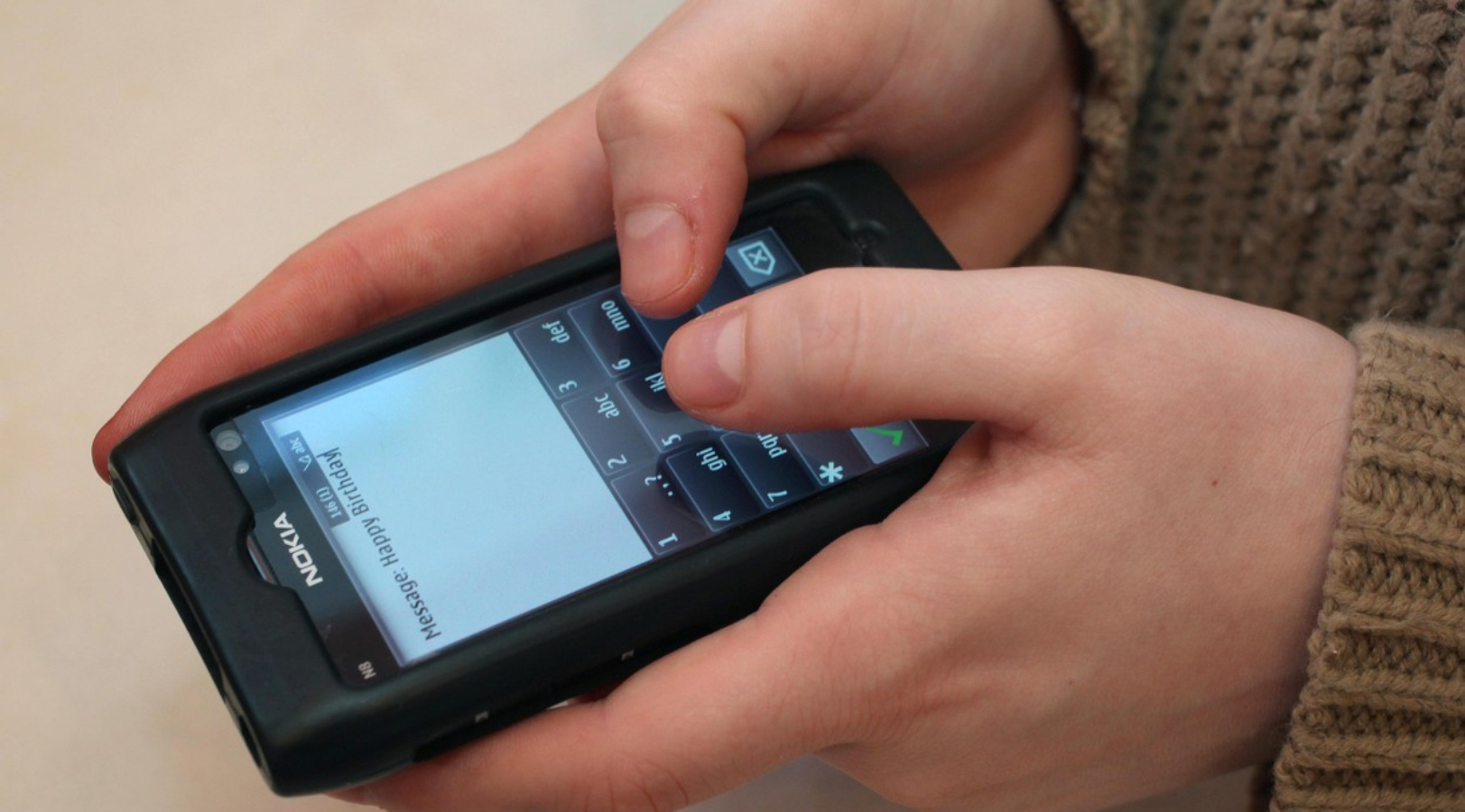 Nový výzkum ukázal, že mladí lidé tráví s&nbsp;mobilem průměrně přes čtyři hodiny denně