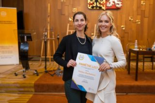 Miss World Taťána Kuchařová převzala v&nbsp;Senátu ocenění v&nbsp;rámci soutěže Charitativní osobnost roku 2022