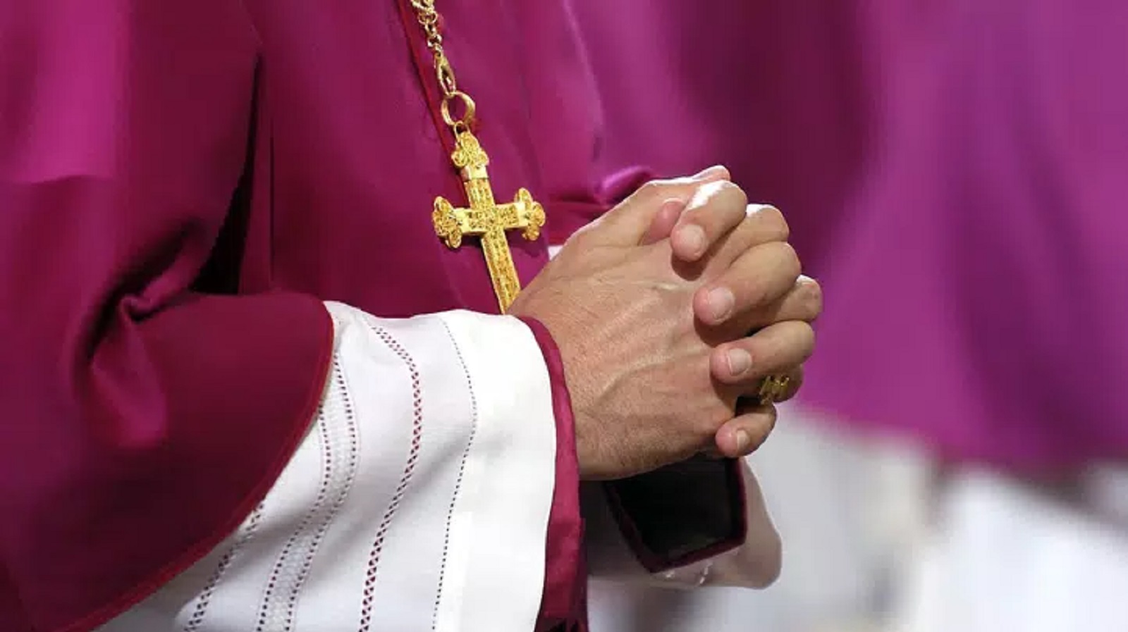 Biskup kuriózně zmeškal půlnoční mši: Nastavil si totiž špatně budík