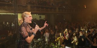 Helena Vondráčková vyprodala vánoční Lucernu. Na&nbsp;pódiu přivítala Evu Burešovou s&nbsp;Noidem, s&nbsp;ním si střihla duet po&nbsp;Gottovi