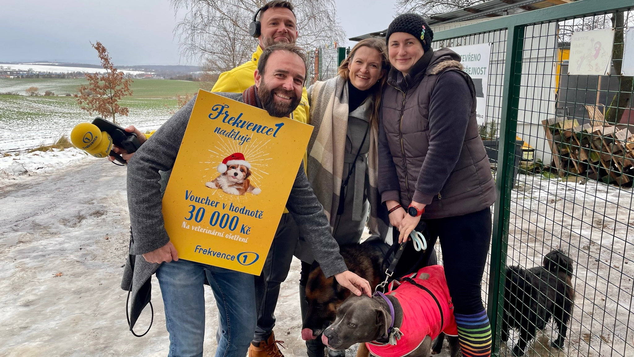 Ježíšek Frekvence 1 naděloval vánoční dárky v&nbsp;psím útulku i&nbsp;kojeneckém ústavu