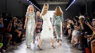 Bokovky jsou definitivně zpět! Jaké další módní trendy budou tvořit rok 2023?