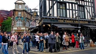 Londýnské Soho natírá zdi speciální barvou: Měla by zabránit mužům močit na&nbsp;ulici