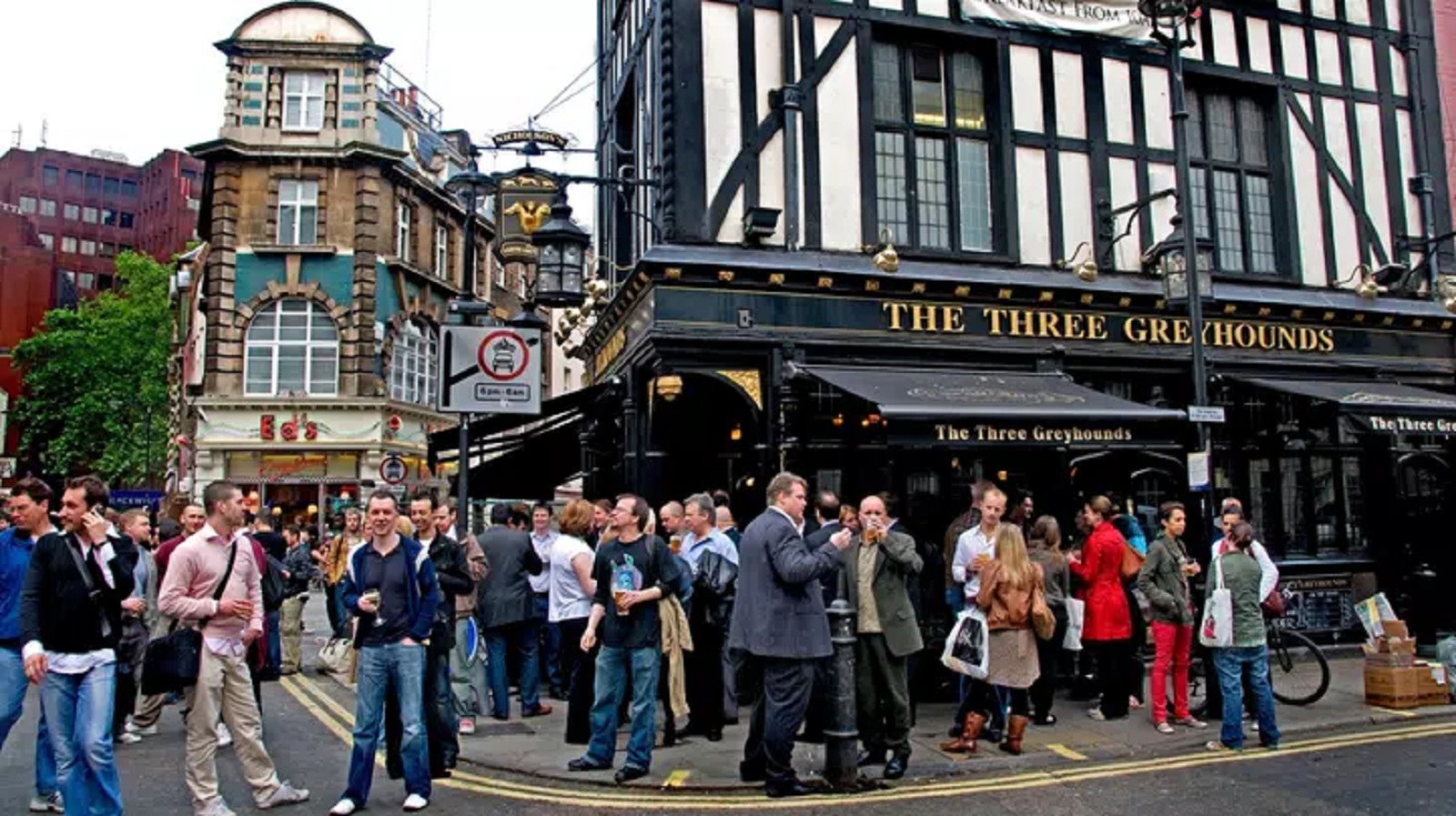 Londýnské Soho natírá zdi speciální barvou: Měla by zabránit mužům močit na ulici