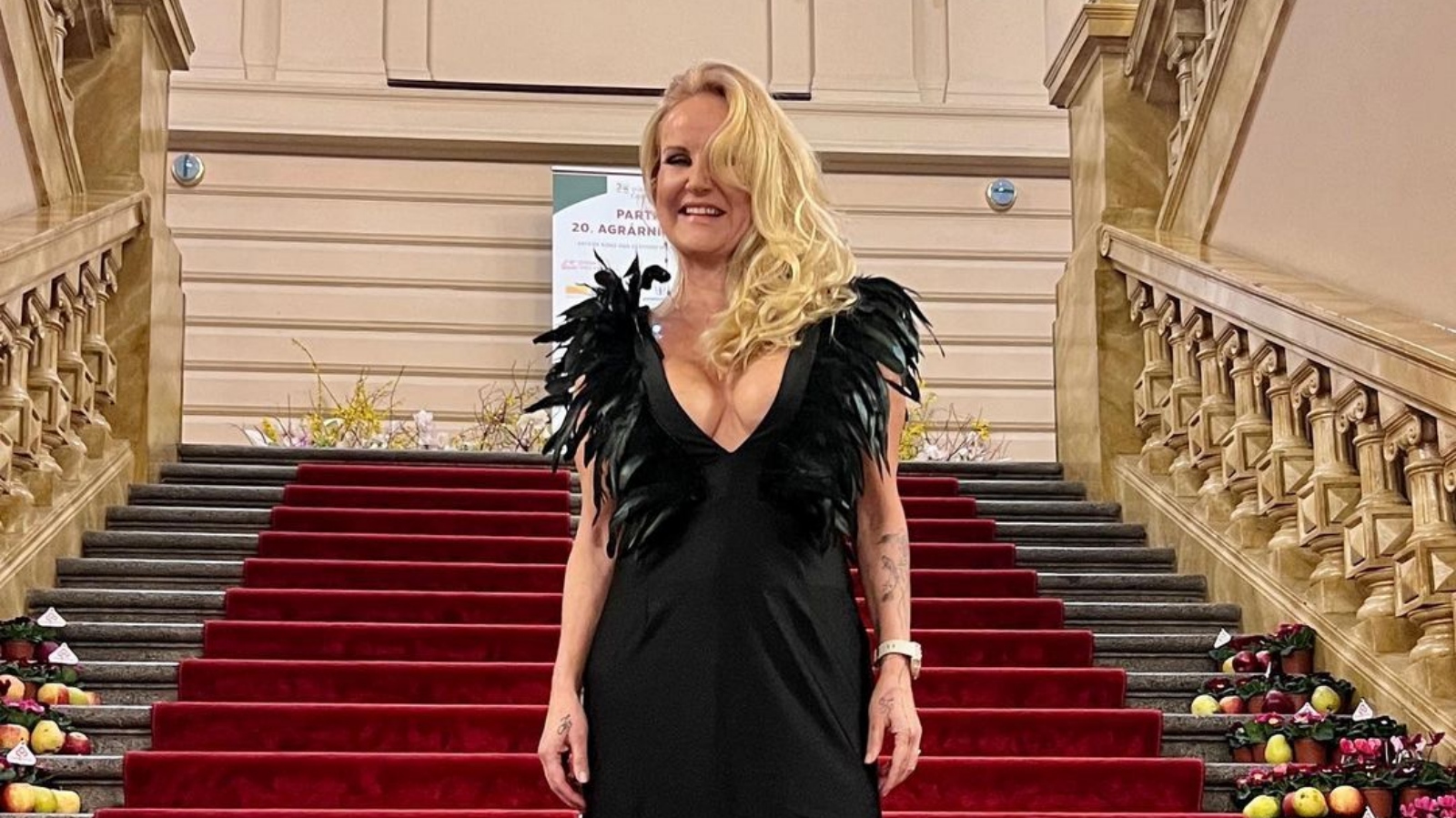 Opeřená Vendula Pizingerová ukázala na plese famózní dekolt. Jste skrytá sexice, říkají fanoušci