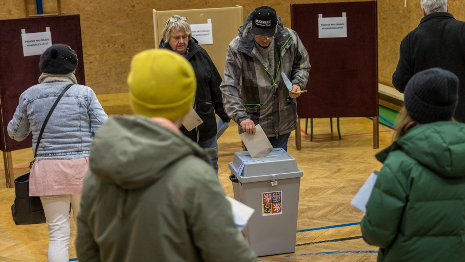 V ČR začal poslední den prezidentských voleb, lidé rozhodnou mezi Pavlem a&nbsp;Babišem