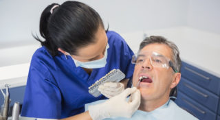 Muž nemohl sehnat zubaře. Ze zoufalství si vytrhl zuby vlastními silami