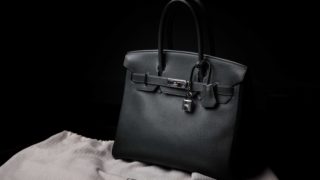 Kabelka jako investice, která se vyplatí! Miliardář na&nbsp;nich vydělal 71 milionů