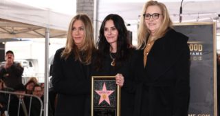 Nejlepší kamarádky, které bez sebe neudělají ani krok! Holky z&nbsp;Přátel společně na&nbsp;chodníku slávy