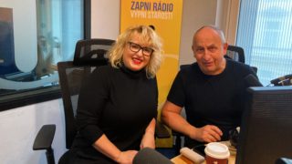 Kraus a&nbsp;blondýna: Rafinovaný trend, jak se zbavit aut je, že omezíte jejich možnosti. Cyklostezky, zahrádky nebo dětské hřiště