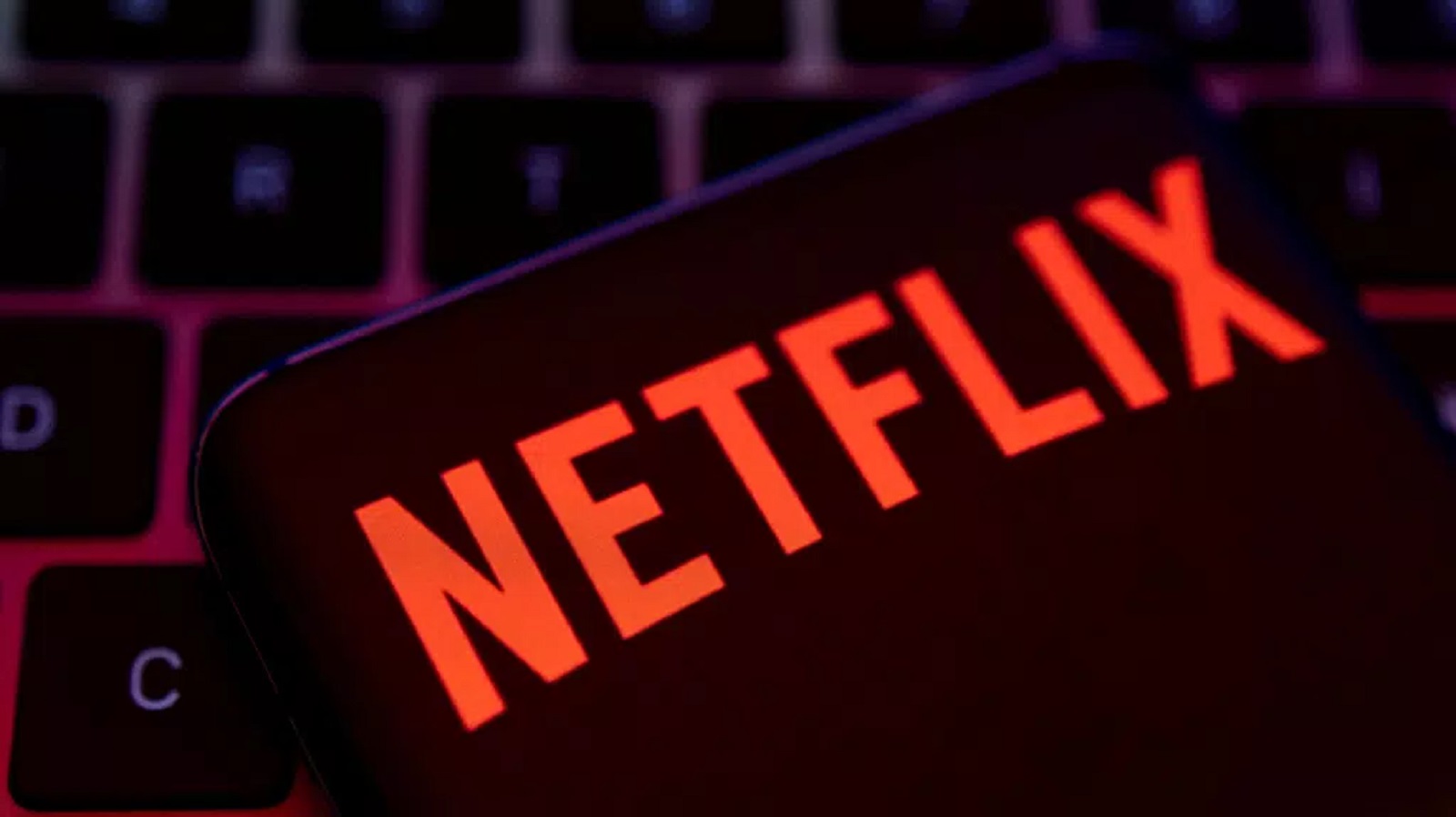 Streamovací služba Netflix ve více než třiceti zemích snížila předplatné