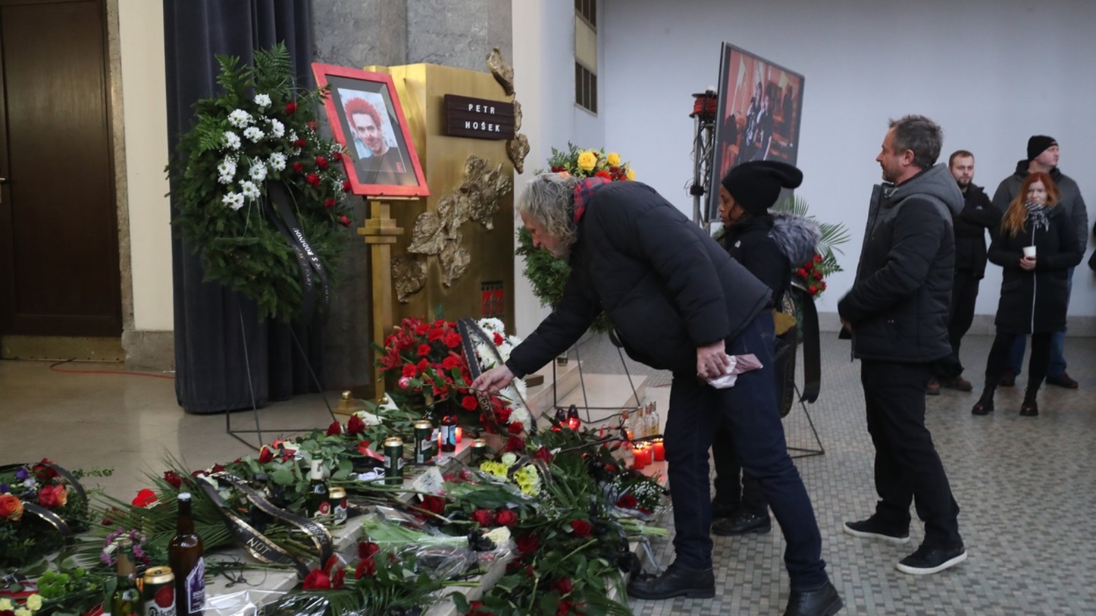 Pankáč Petr Hošek měl pohřeb, jaký Strašnice ještě neviděly. Nechyběla tequila ani pogo před rakví