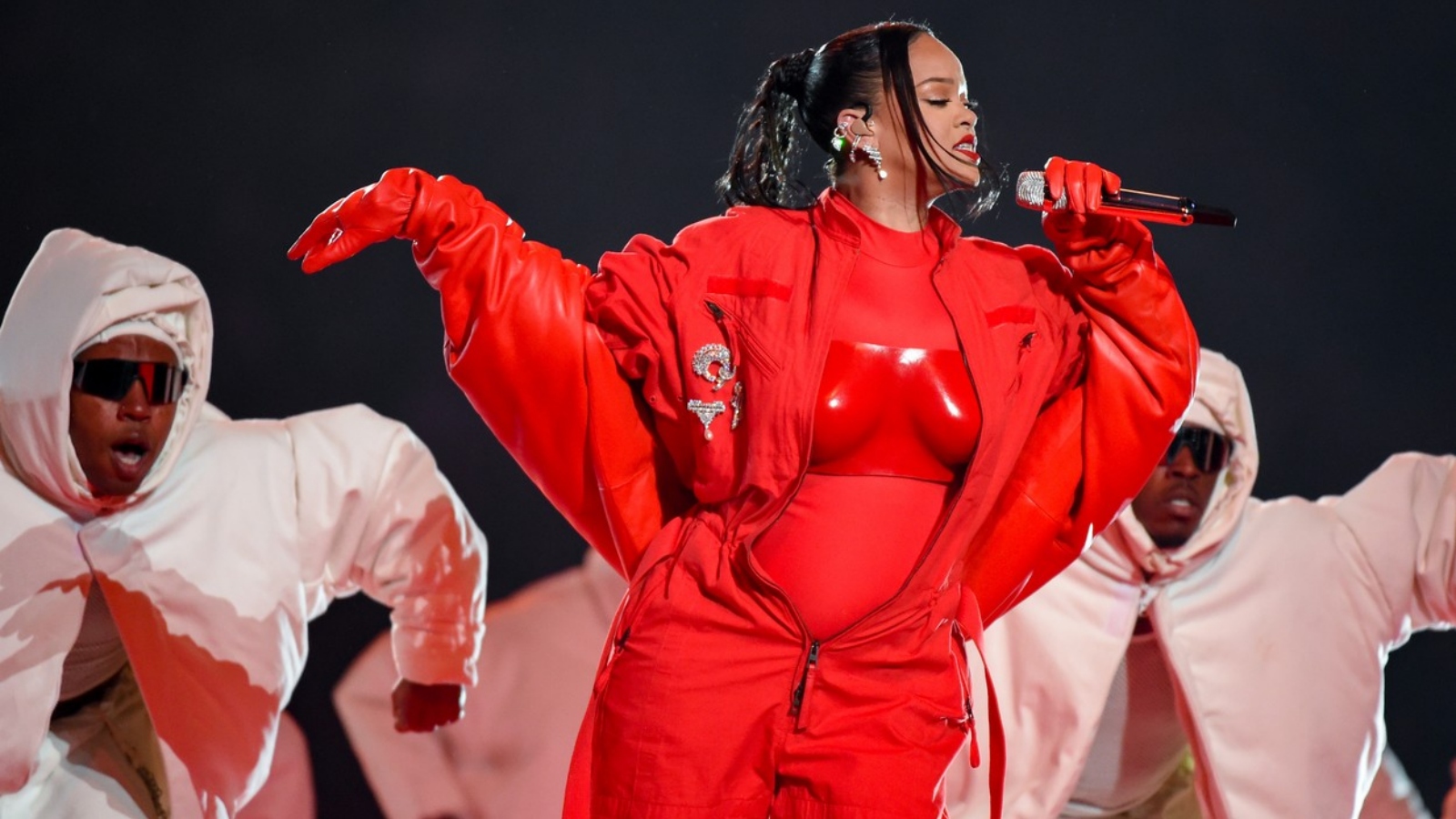 Rihanna zazářila na&nbsp;Super Bowlu a&nbsp;nebyla na&nbsp;to sama. Pod srdcem nosí dalšího potomka
