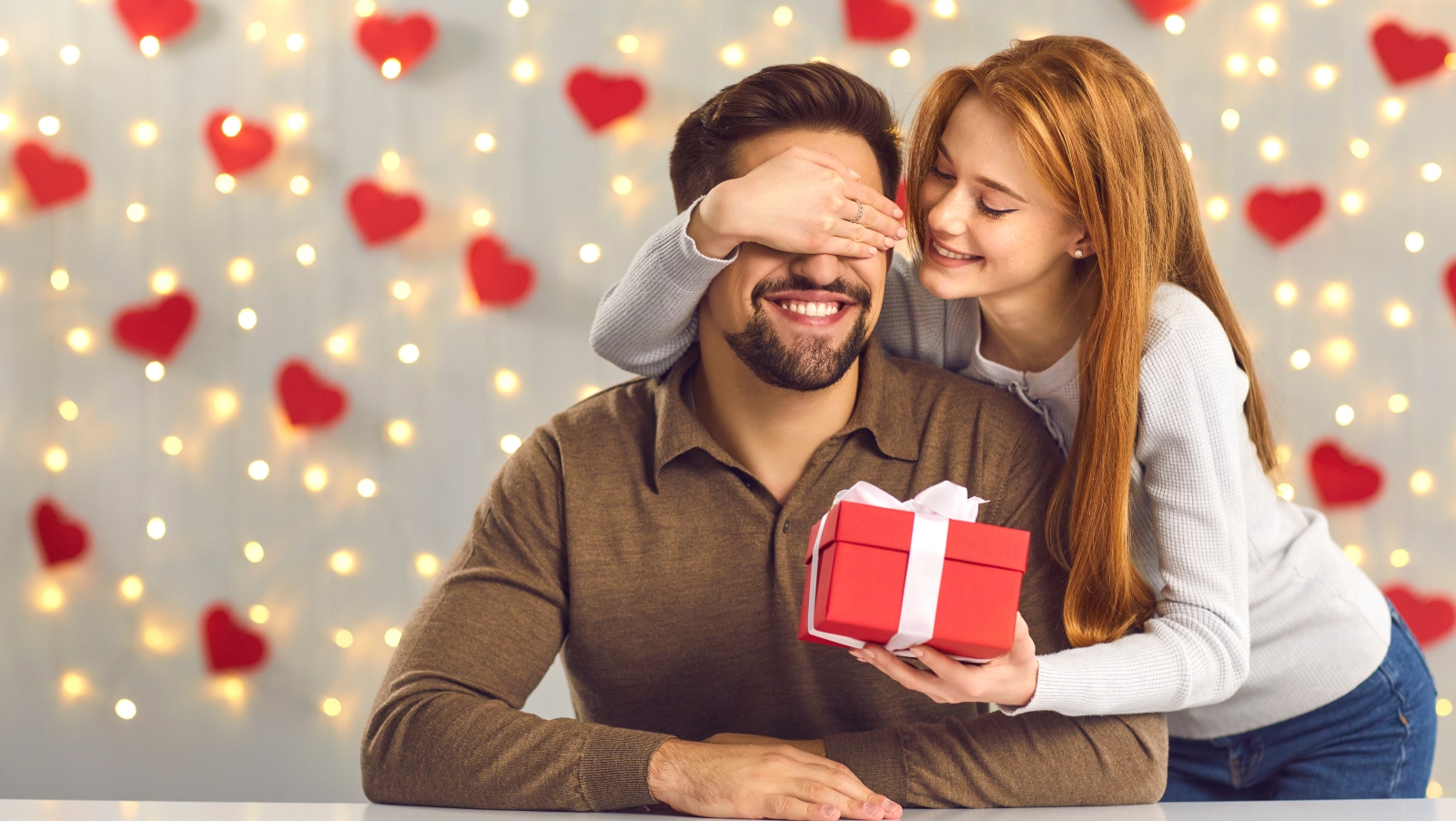 Čím obdarovat svého milého na Valentýna? Whiskey i trenky jsou klišé