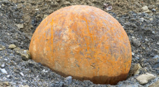 Špionážní balón nebo UFO? Japonci jsou zmatení ze železné koule na&nbsp;pláži