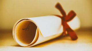 Osm let vedla základní školu s&nbsp;falešným diplomem: Nyní ředitelce hrozí vězení