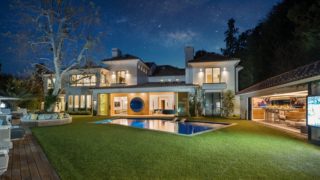 Zoufalá manželka Eva Longoria prodává pohádkový dům s&nbsp;obřím bazénem, tenisovým kurtem a&nbsp;vinárnou