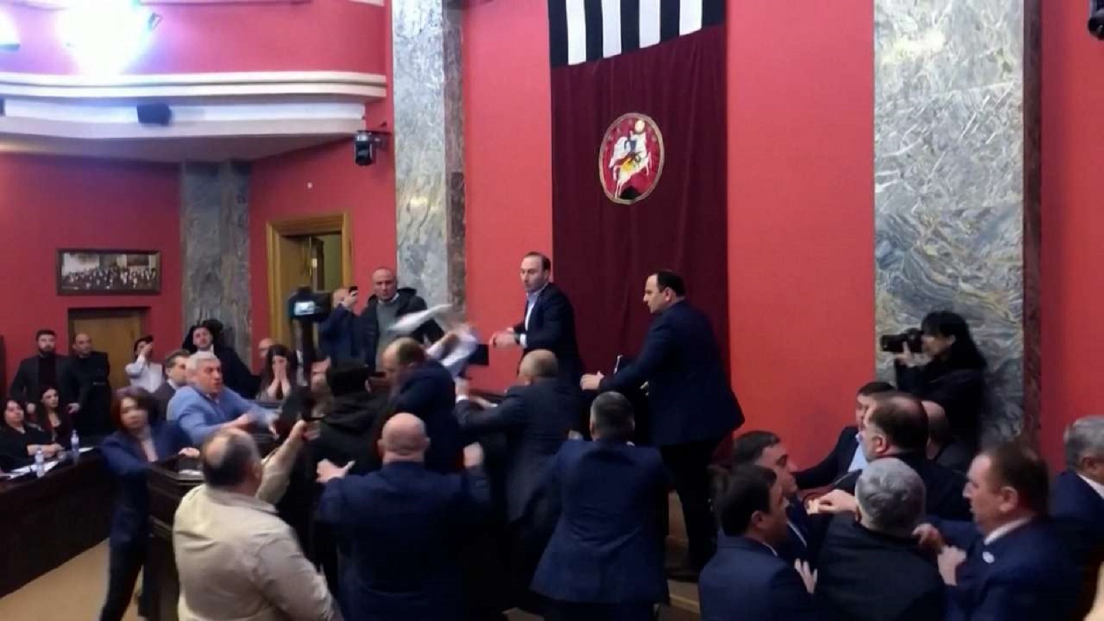 Bizarní situace: Při projednávání kontroverzního zákona vypukla v gruzínském parlamentu rvačka