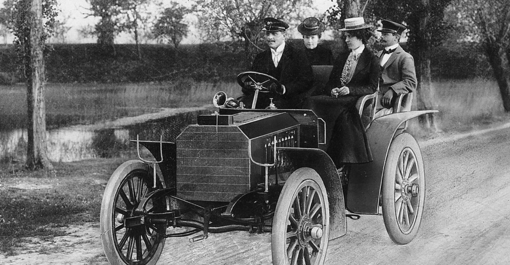 25. března se představil veřejnosti první Mercedes. Vůz nastartoval automobilovou revoluci