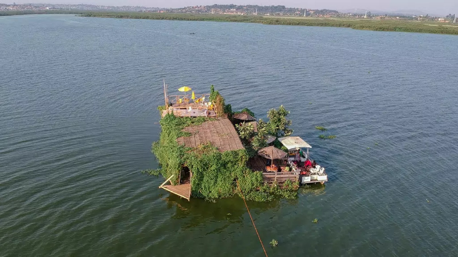 Zajímavý počin: Uganďan postavil plovoucí restauraci z tisíců recyklovaných plastových lahví