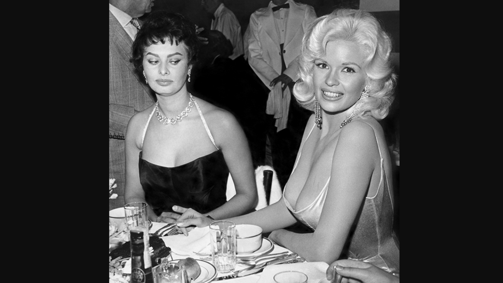 Jaký je skutečný příběh slavné fotografie? Sophia Loren se jen bála bradavek v talíři
