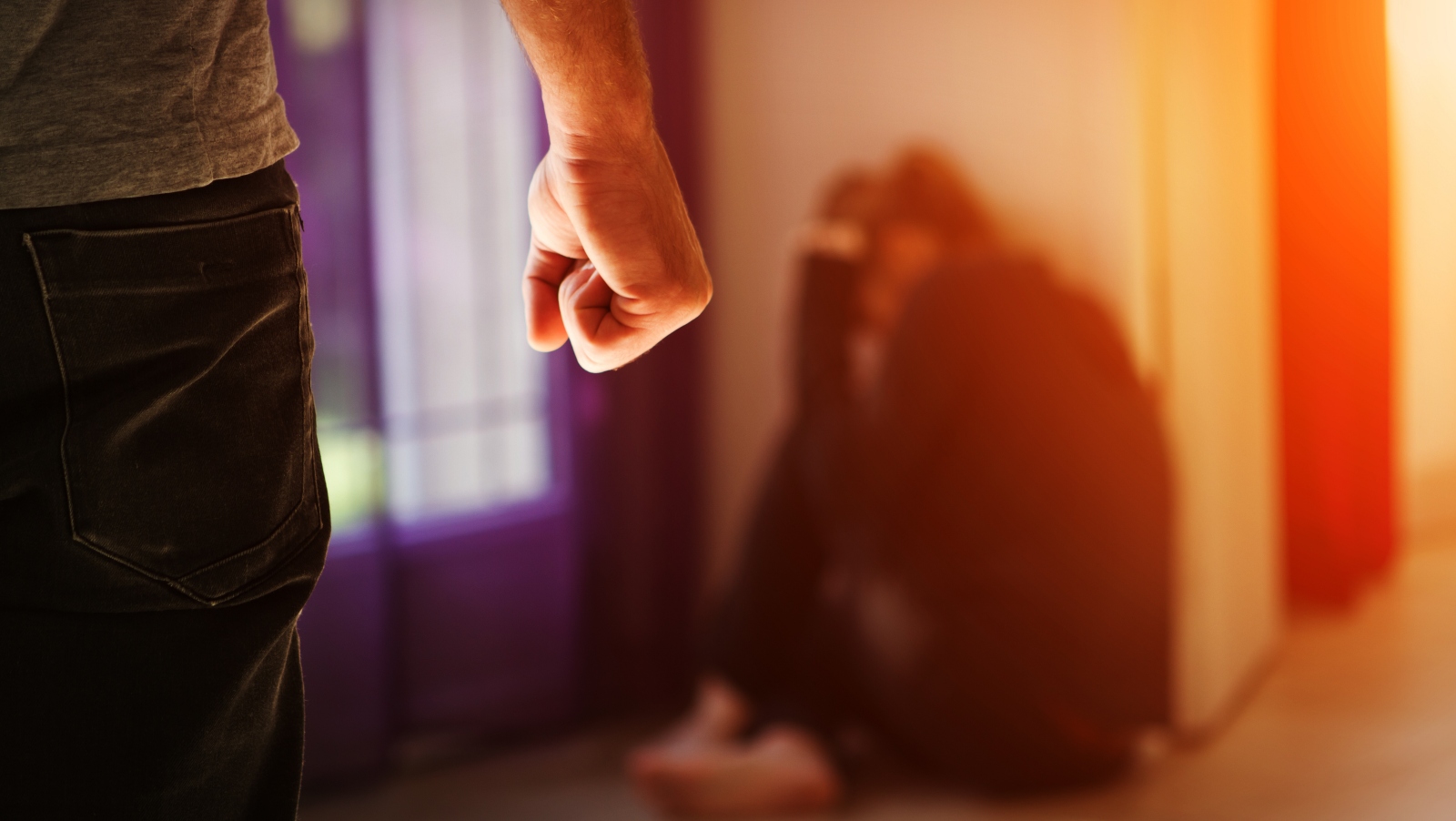 Muž věznil u&nbsp;sebe v&nbsp;bytě mladou ženu a&nbsp;nutil ji k&nbsp;sebepoškozování. Vydíral ji kvůli intimnímu videu