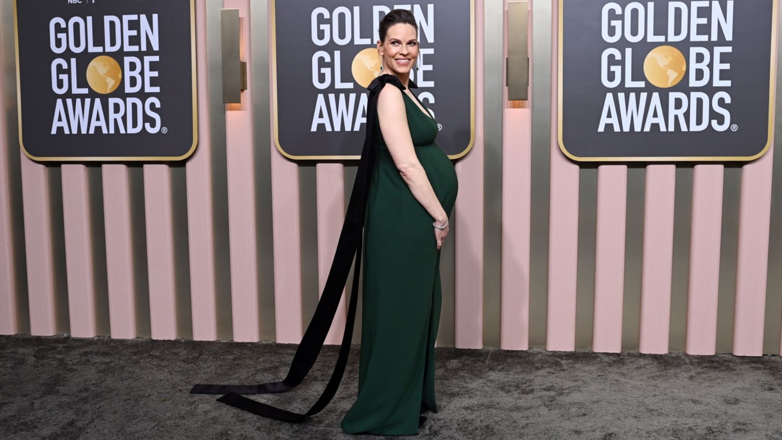 Dvojčátka skoro v padesáti letech! Herečka Hilary Swank se stala maminkou