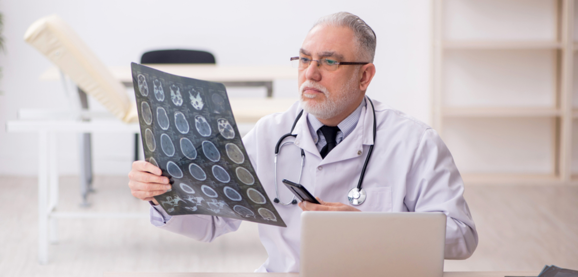 Ve Francii ordinuje lékař, kterému je 101 let. Do důchodu se nechystá