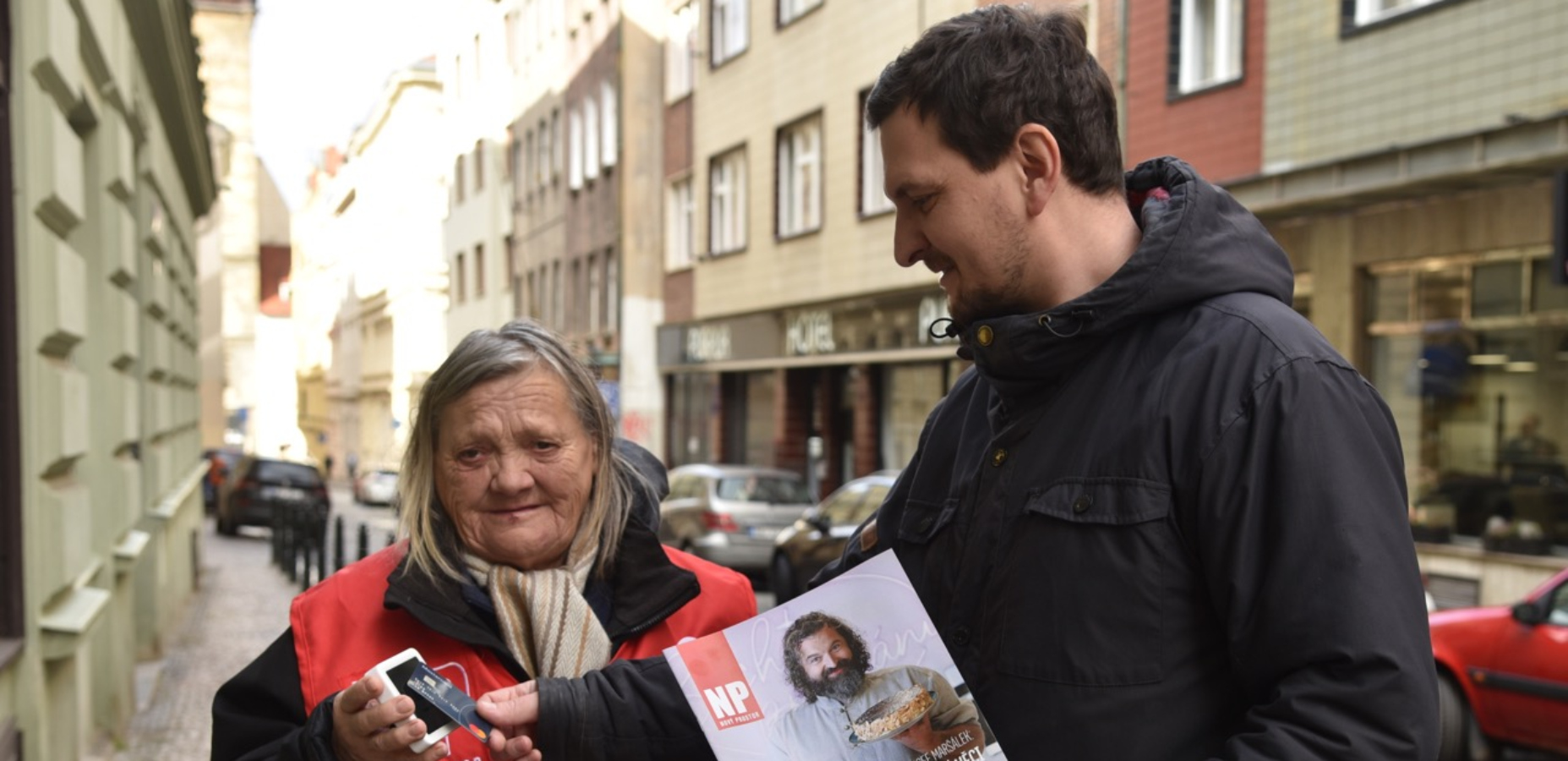 Podpořte lidi v&nbsp;tíživé životní situaci koupí Nového Prostoru. Díky Mastercard můžete pomáhat i&nbsp;bez hotovosti.
