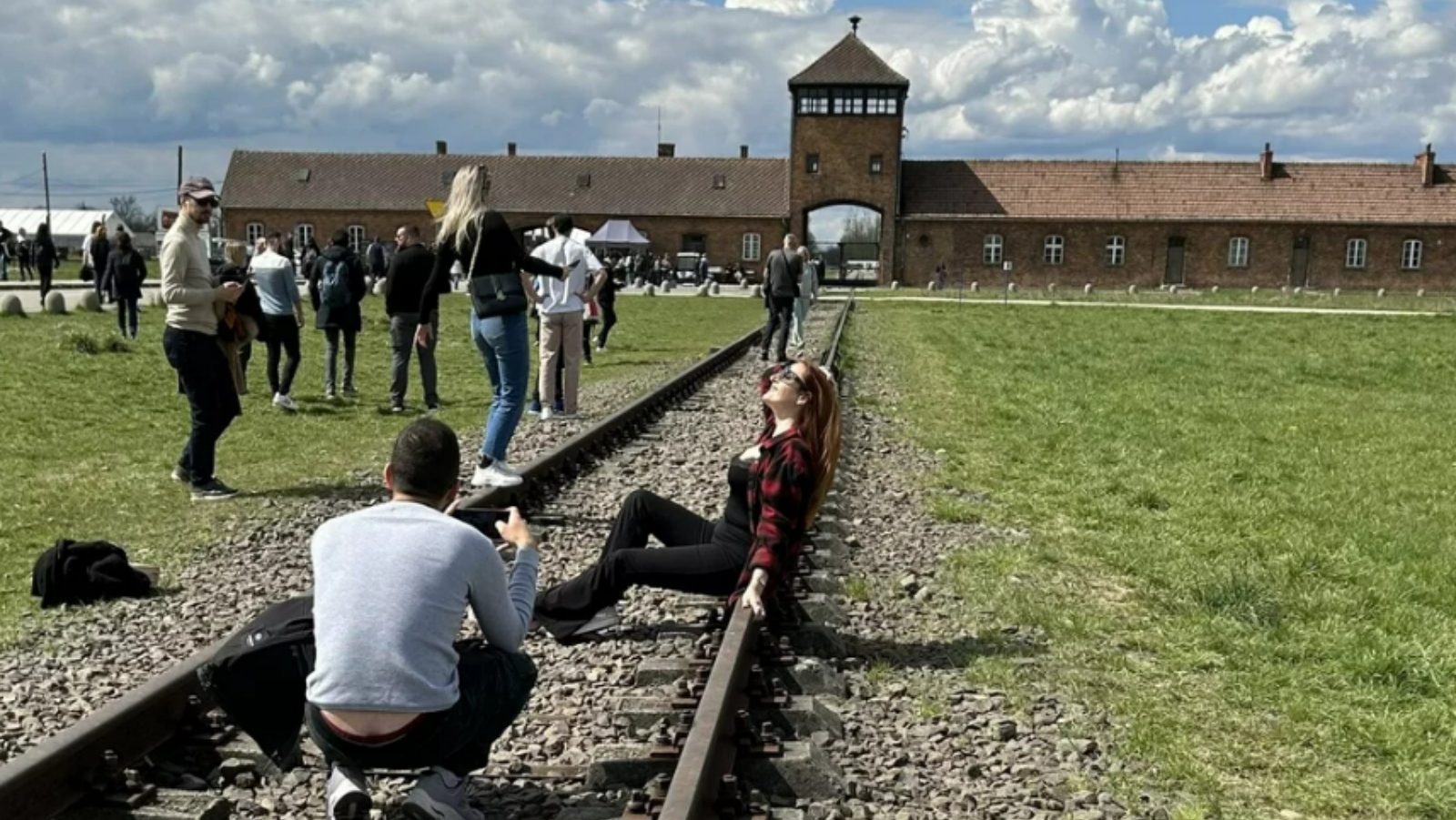 Úsměvy a pózování na kolejích smrti. Turistka pobouřila internet při návštěvě Osvětimi