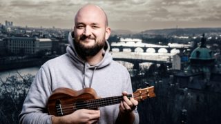 Je Pokáč dokonalý muž? To se dozvíte v&nbsp;jeho novém klipu natáčeném v&nbsp;parádním Retro muzeu