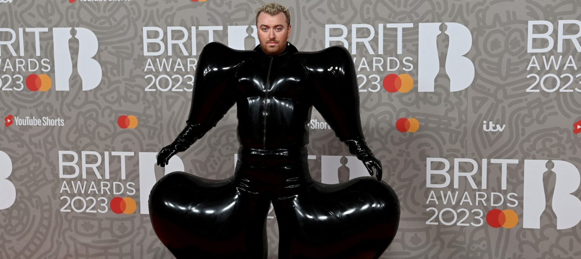 Zpěvák Sam Smith čelí kritice. Jeho koncertní kostýmy jsou prý nevhodné pro děti, ozývá se veřejnost
