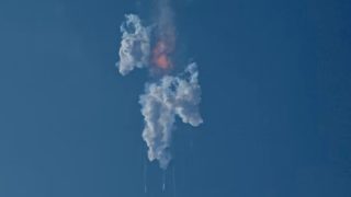 Další neúspěch: Obří raketa společnosti SpaceX explodovala po&nbsp;startu