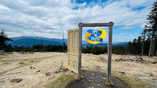 Z vrcholu rozhledny na hoře Pancíř rovnou do hlubin Čertova jezera