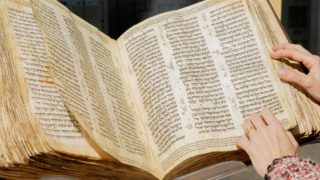 Neuvěřitelná cifra! V&nbsp;USA vydražili 1100 let starou Bibli za 842 milionů