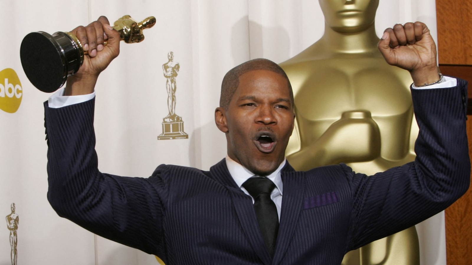 Herec Jamie Foxx zůstává po několika týdnech stále v nemocnici. Jeho zdravotní stav je stále nejistý
