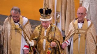 Bůh ochraňuj krále! Karel III. byl před zraky celého světa korunován