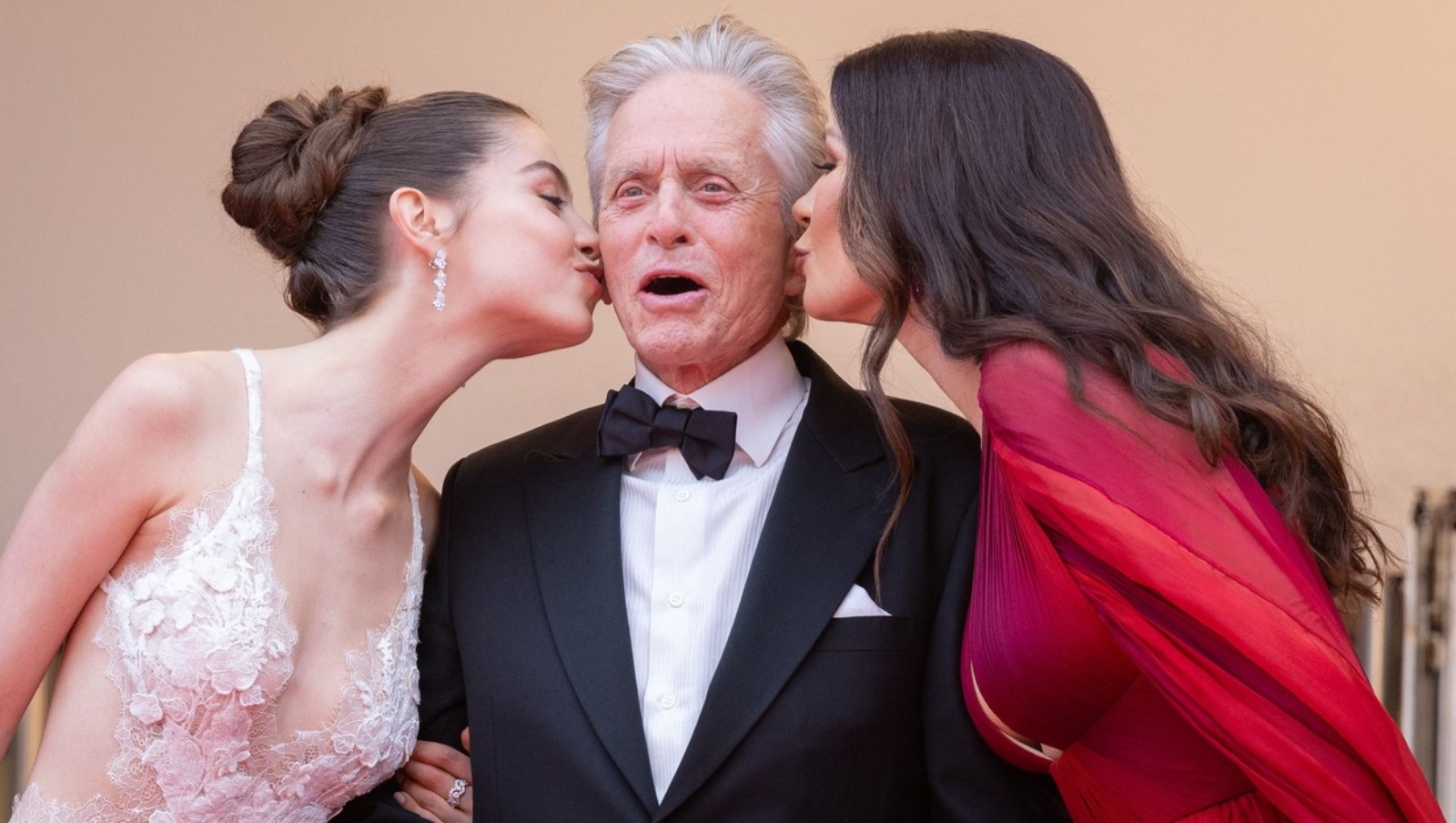 V Cannes ohromil svými kráskami! Michael Douglas má doma poklad, nejen krásnou ženu, ale i&nbsp;dceru