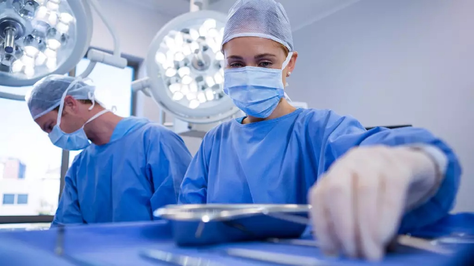 Podivný případ: Lékař nechal u operace asistovat uklízečku